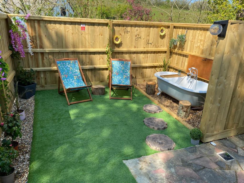 Cosy dog friendly lodge with an outdoor bath on the Isle of Wight (Whitwell) 