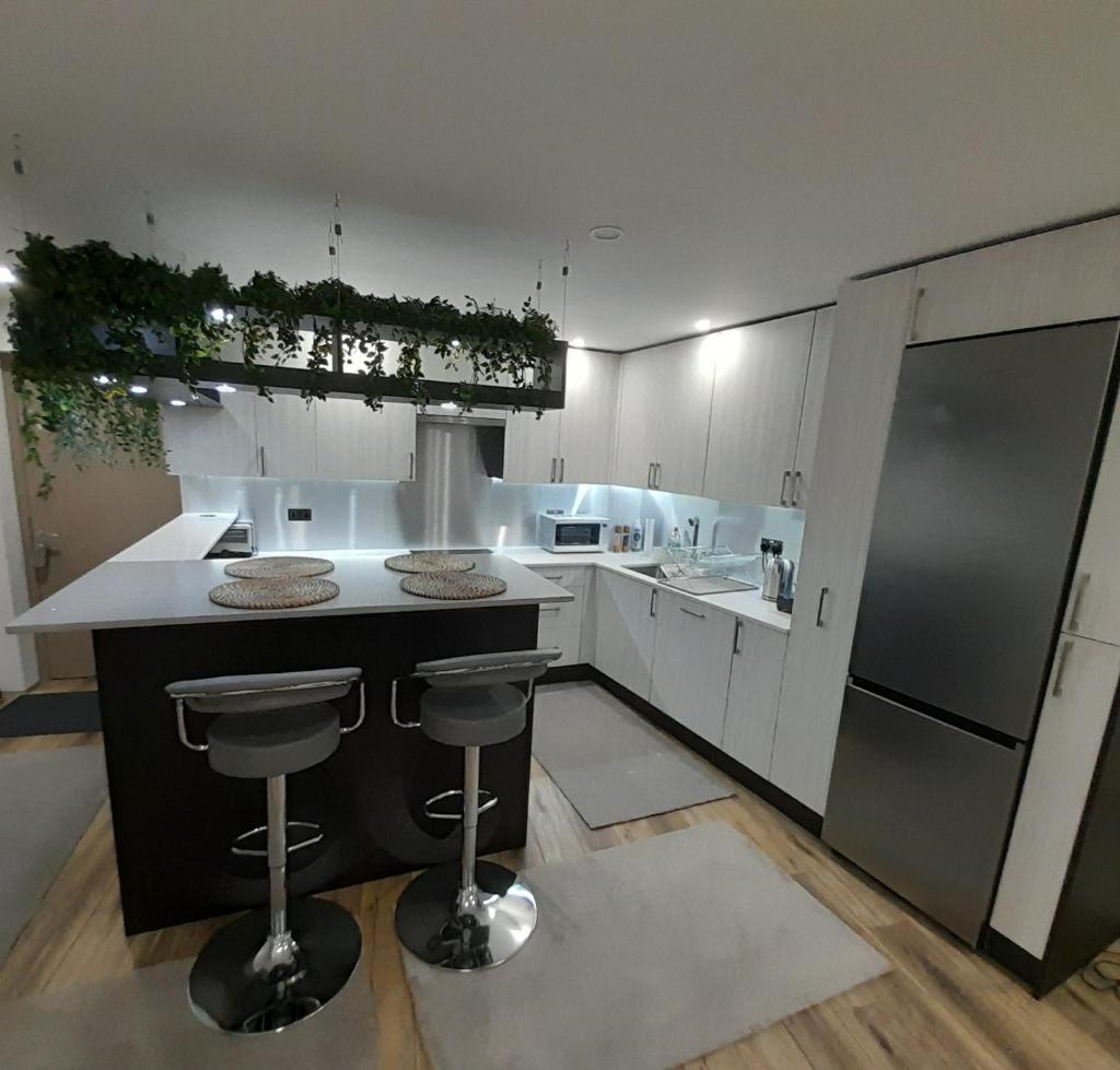 Romantic modern apartment with large air Jacuzzi bathtub (Hemel Hempstead) 